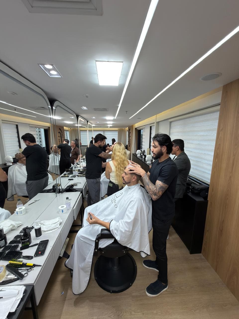 Aplicação de prótese capilar em uma das clínicas Francisco